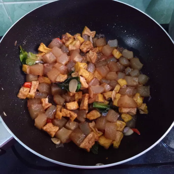 Bumbui garam, gula, kecap manis dan saus tiram. Masak hingga matang.