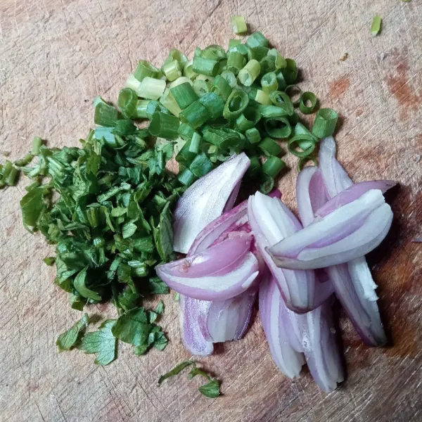 Iris halus seledri dan daun bawang, iris tipis bawang merah.