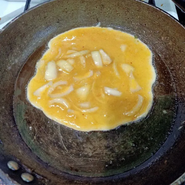 Siapkan wajan lalu beri minyak goreng dlm wajan. Lalu masukkan telur dadar asam manis.