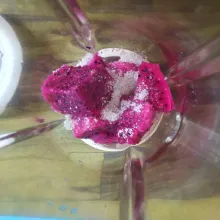 Selanjutnya masukkan gula pasir dan madu.