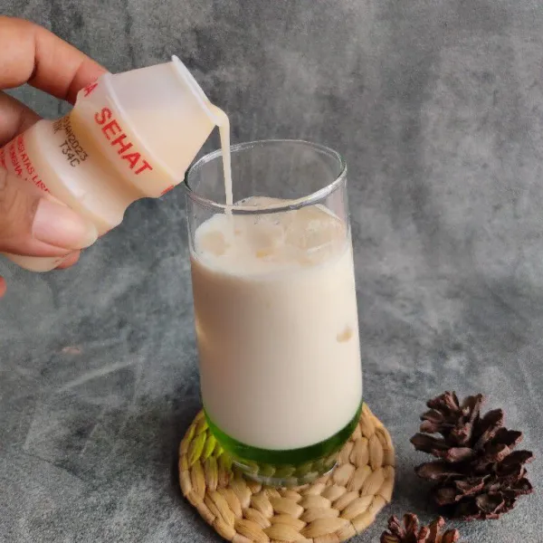 Terakhir tuang minuman probiotik, aduk rata dan sajikan.