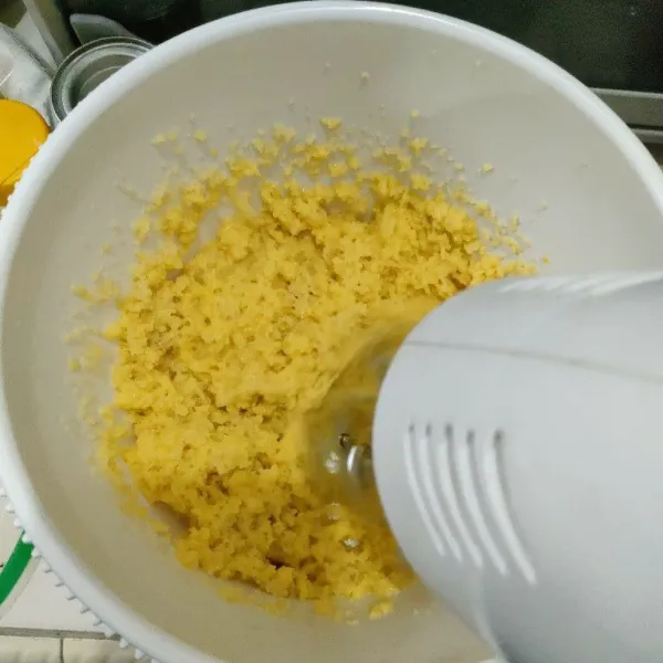 Masukkan telur, garam, keju, baking powder. Mixer sampai semu bahan tercampur rata.