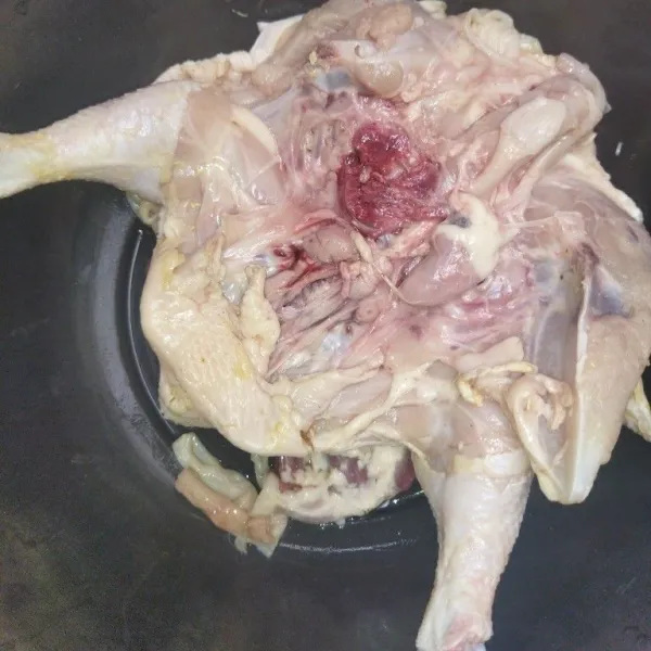 Cuci bersih daging ayam, lalu potong bagian tengah ayam.