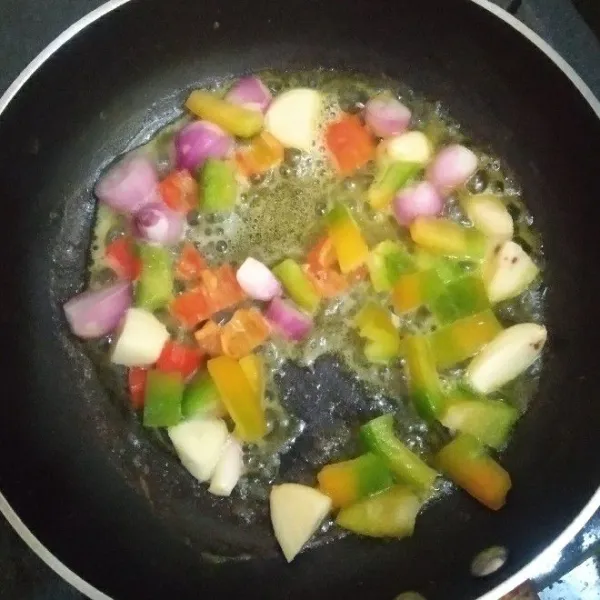Dengan sisa mentega dari menggoreng udang, masukkan bawang merah, bawang putih dan paprika, tumis hingga harum dan layu.