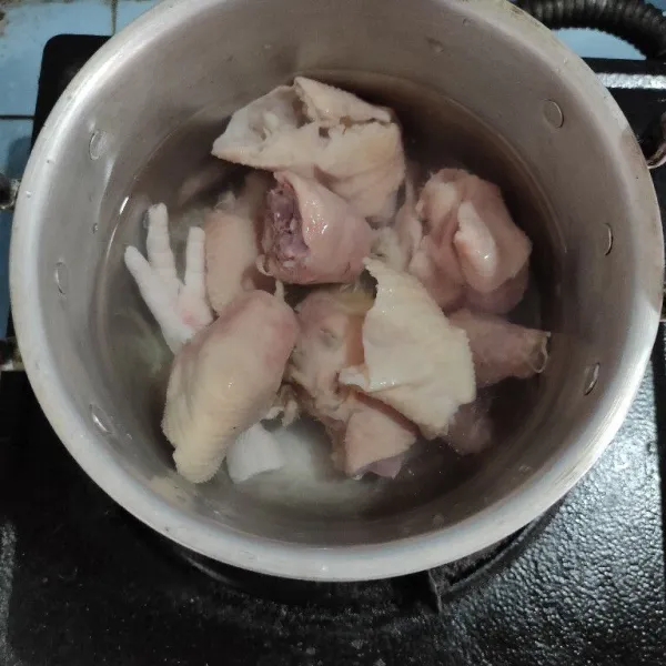 Bersihkan kepala ayam, potong sesuai selera lalu rebus hingga matang.