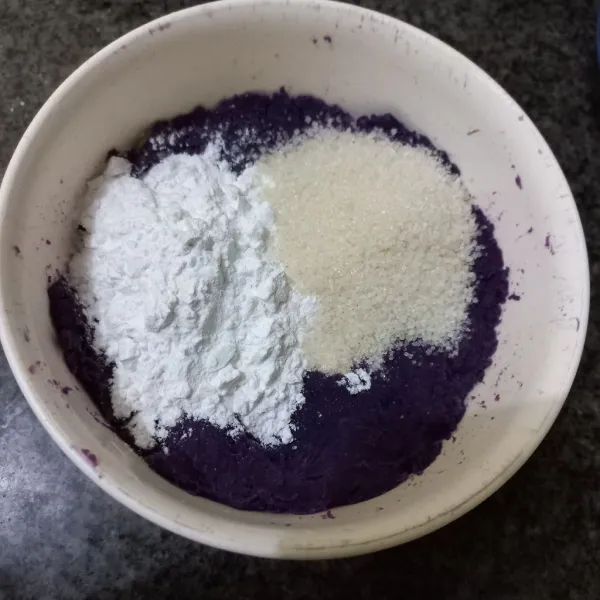 Campur ubi ungu yang telah dihaluskan bersama tepung tapioka, vanili bubuk, garam dan gula pasir, aduk rata.