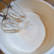 Setelah adonan telur jadi putih kental dan berjejak, ayak tepung terigu, tepung maizena, coklat bubuk dan garam, masukkan ke dalam adonan telur.