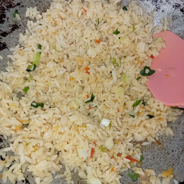 Aduk nasi dan bumbu hingga tercampur rata. Tes rasa, matikan api dan siap disajikan. Yummy.