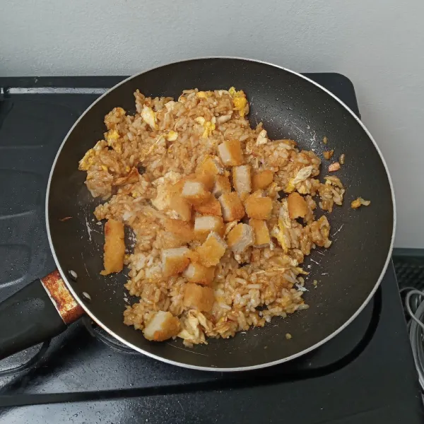 Masukkan nugget, aduk rata, masak hingga matang, lalu pindahkan ke piring saji.