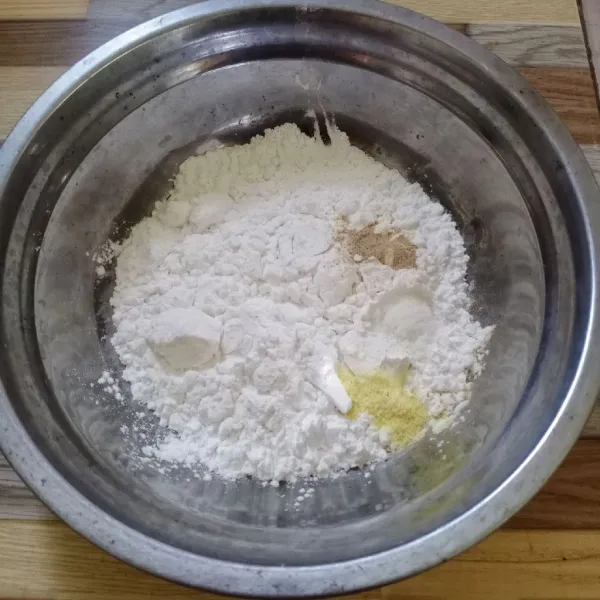 Dalam wadah masukkan tepung tapioka, garam, lada bubuk dan kaldu bubuk. Aduk sampai tercampur rata.