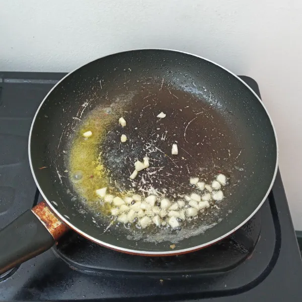 Lelehkan sedikit margarin, tumis bawang putih hingga layu.