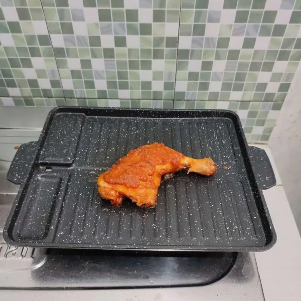 Setelah itu panggang ayam di atas grill pan hingga set.