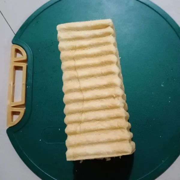 Siapkan roti tawar yang telah dipotong menjadi 3 bagian tidak putus.