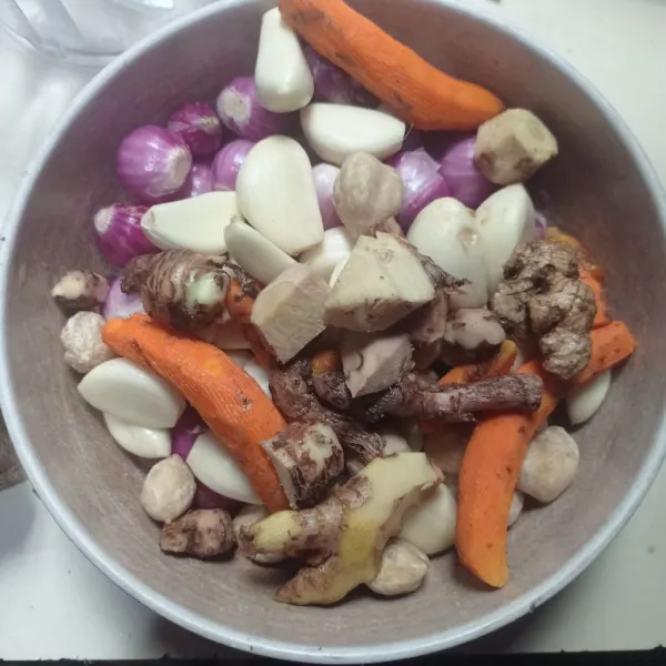 Siapkan bawang merah, bawang putih, kemiri, kunyit, jahe dan lengkuas.