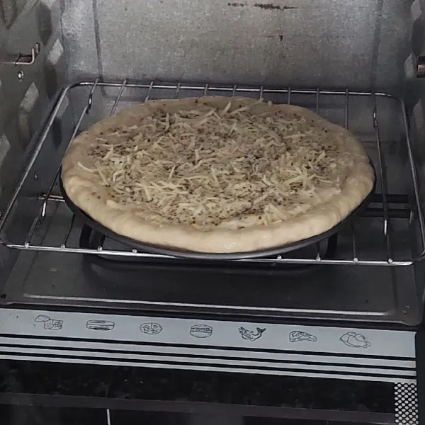 Panaskan oven selama 10 menit. Masukan pizza, oven hingga matang selama 10 menit api bawah lalu 10 menit api atas bawah (sesuaikan oven masing-masing). Angkat. Beri mayonaise diatasnya. Sajikan.
