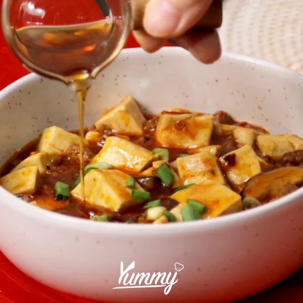 Sajikan mapo tofu di atas piring saji dan taburkan daun bawang di atasnya.