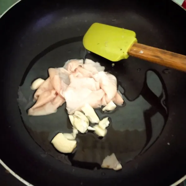 Kemudian masak kulit ayam dan bawang putih lalu tambahkan minyak goreng secukupnya masak hingga matang.