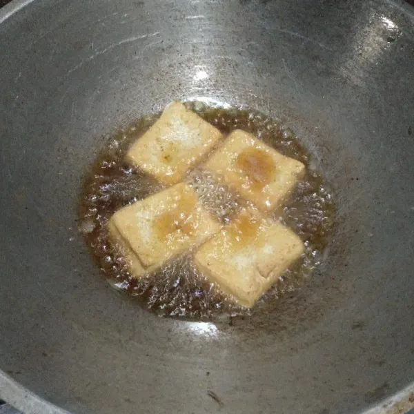 Goreng tahu hingga matang.