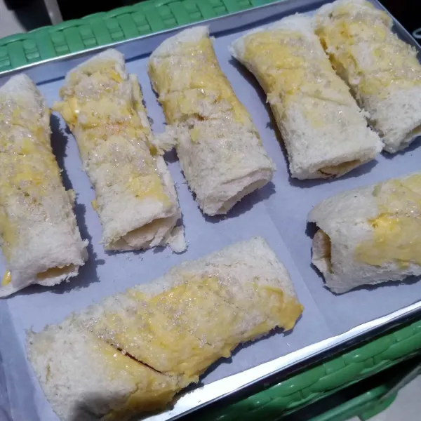 Oles bagian atas dengan margarin, lalu gores dengan pisau dan taburi gula pasir.