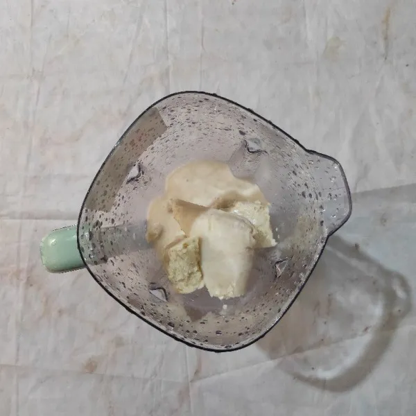 Masukkan daging durian dan susu cair ke dalam blender.