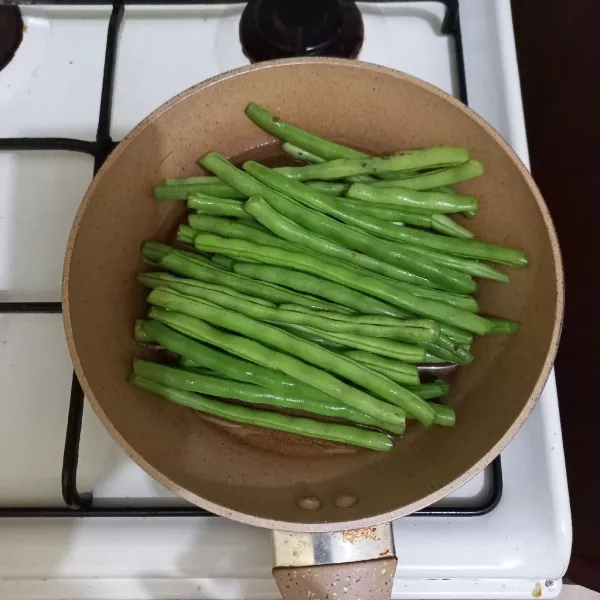 Goreng buncis sebentar saja lalu tiriskan.