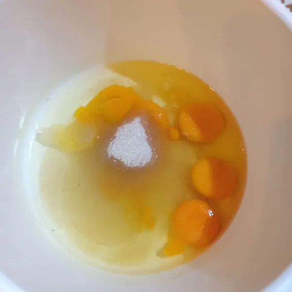 Dalam wadah, masukkan telur, SP dan gula pasir lalu mikser sampai putih kental dan berjejak.