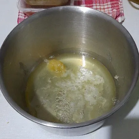 Kocok putih telur + sp lalu masukkan gula pasir sedikit demi sedikit sambil di mix hingga kental berjejak.