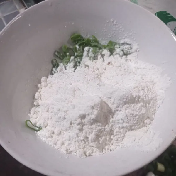 Masukan tepung, irisan daun bawang, garam, lada, dan kaldu bubuk.