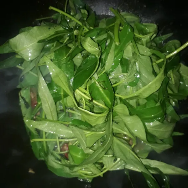 Masukkan kangkung, masak hingga kangkung matang.