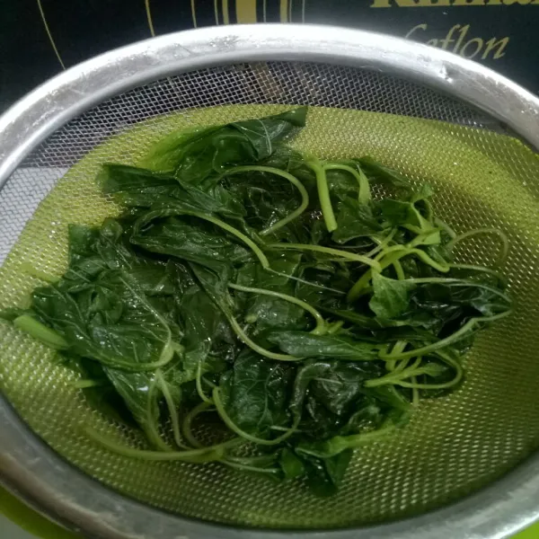 Tiriskan sayur bayam.