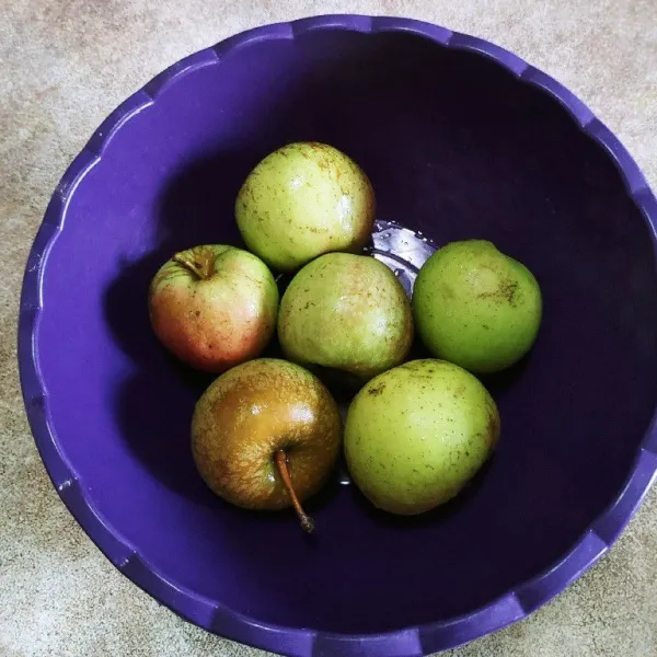 Siapkan buah apel cuci bersih lalu kupas kulitnya dan potong potong. Sisihkan.