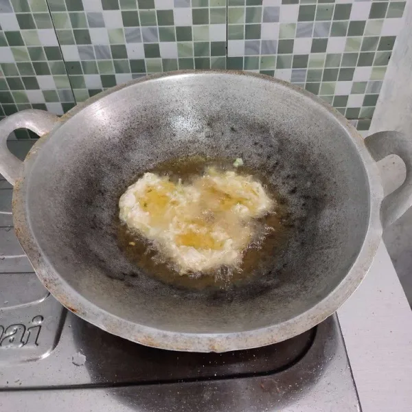 Panaskan minyak goreng, kemudian masukkan 1 sdm adonan ke dalam minyak. Masak hingga garing dengan api sedang kemudian angkat dan tiriskan. Goreng hingga semua adonan habis.