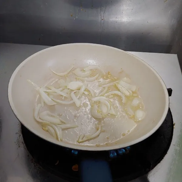 Panaskan minyak lalu tumis bawang bombay, bawang putih hingga harum.