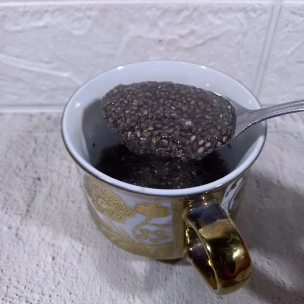 Rendam chia seed dengan air hangat sampai mengembang.