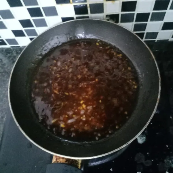 Campurkan semua bahan saus. Masak hingga kekentalan pas. Tuangkan ke atas stik tuna.