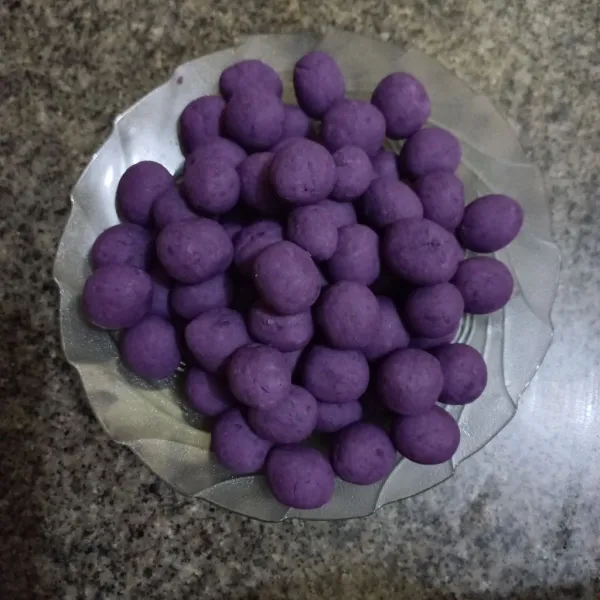 Cetak adonan ubi ungu menjadi bola-bola kecil.