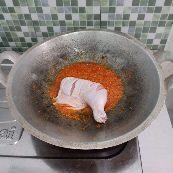 Kemudian masukkan ayam. Aduk rata lalu masak hingga ayam berubah warna.