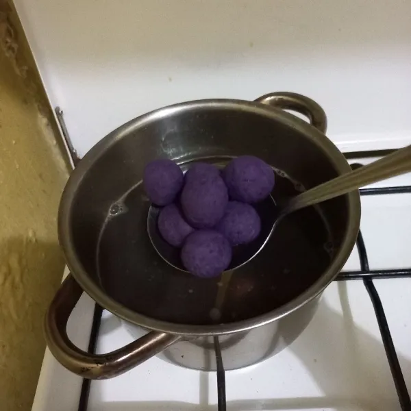 Masukkan bola-bola ubi ungu ke dalam panci rebusan.