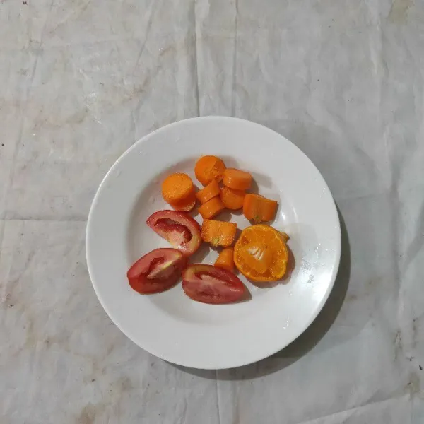 Cuci bersih wortel, tomat dan jeruk.