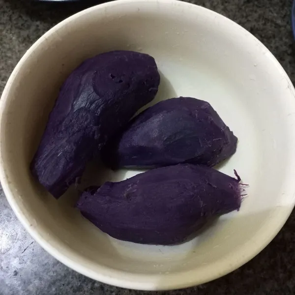 Kukus ubi ungu kemudian kupas, lalu haluskan.