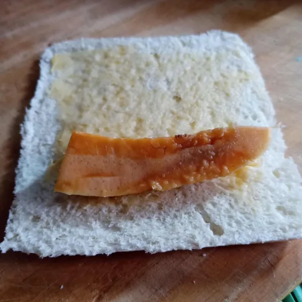 Ambil sepotong pisang, gulungdan rapikan.