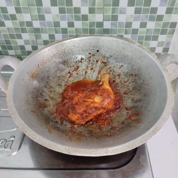 Masak ayam dengan api kecil hingga air asat dan ayam empuk.