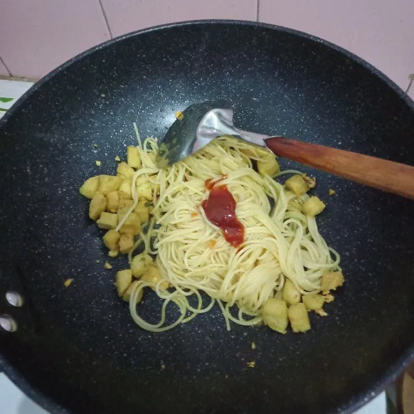 Masukkan spaghetti yang sudah direbus, tambahkan saos tomat, saos tiram, kecap asin, aduk rata.