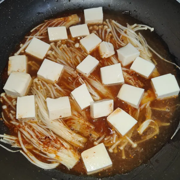 Tuang saus, masukkan silken tofu, tuang 50 ml air.