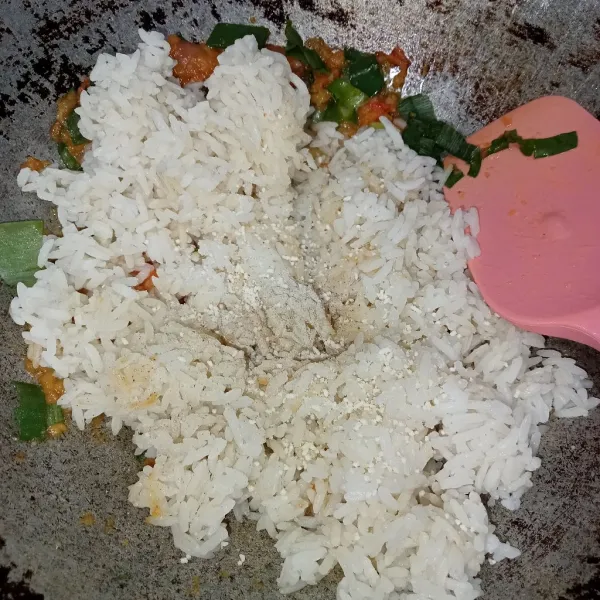 Masukkan nasi, lada, garam dan kaldu jamur.