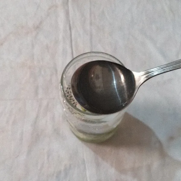 Tambahkan selasih dan sirup gula kong.