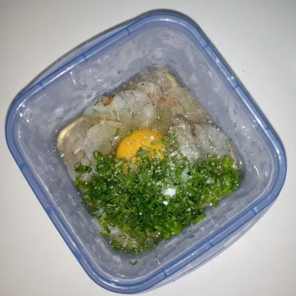 Campur dengan telur, daun bawang, garam dan lada bubuk.