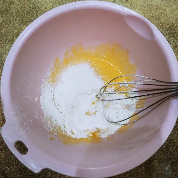 Membuat adonan custard. Kocok kuning telur dan gula hingga larut, lalu masukan tepung, aduk rata. Kemudian tuang susu uht yang sebelumnya sudah dipanaskan terlebih dahulu.