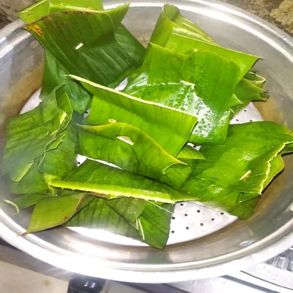 Bungkus dengan daun, lalu kukus selama 15 menit.