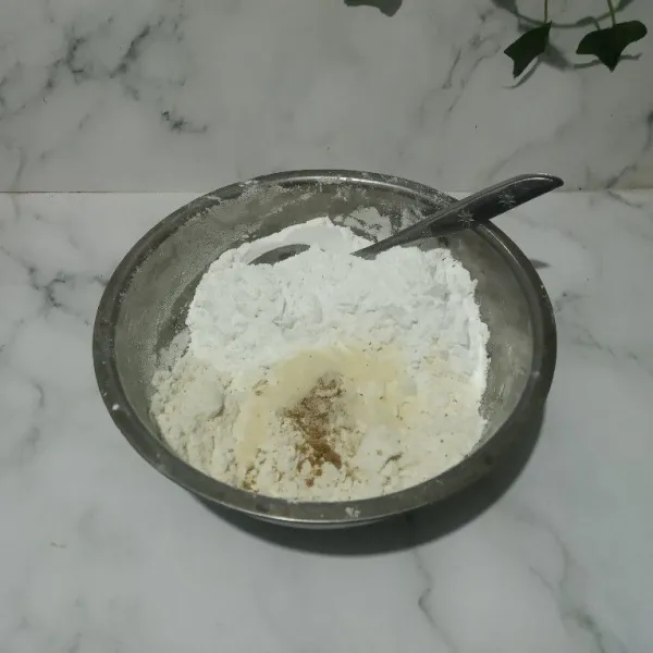Siapkan wadah. Campurkan tepung terigu, tepung beras, ketumbar, kaldu bubuk dan garam.